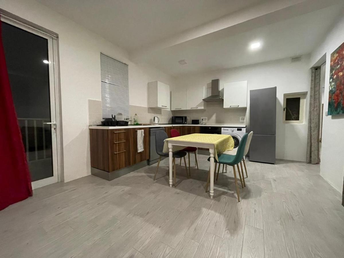 City Center Properties - Modern Room With Ac & Ensuit Bathroom - Room 1 Сейнт Полс Бей Екстериор снимка